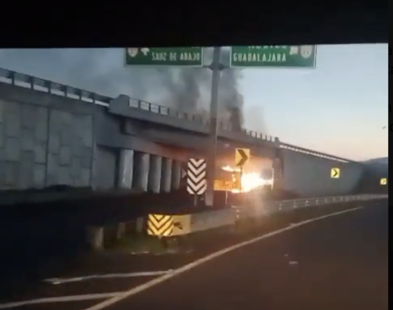 Incendian vehículos y bloquean carreteras en distintos puntos de Michoacán